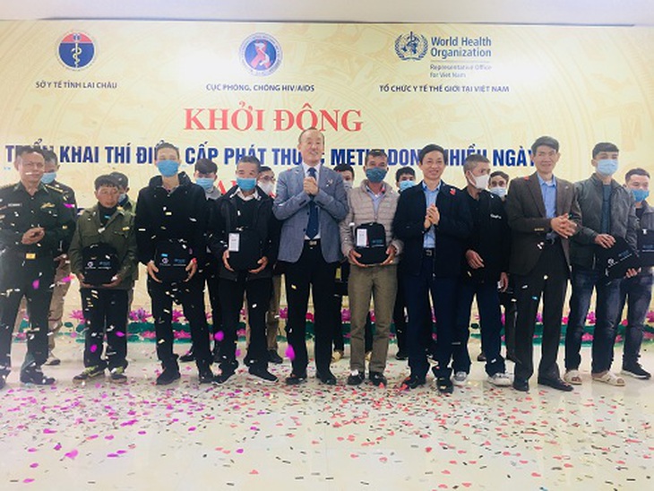 Trao túi thuốc methadon về n hà cho bệnh nhân